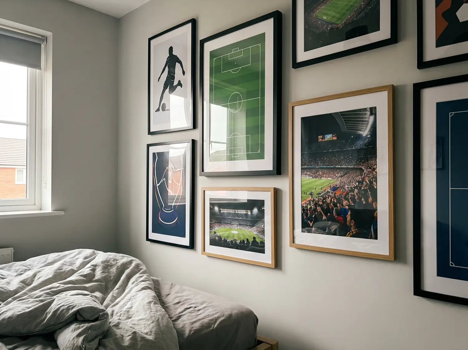 Mur de chambre d'ado décoré de plusieurs affiches football en gallery wall