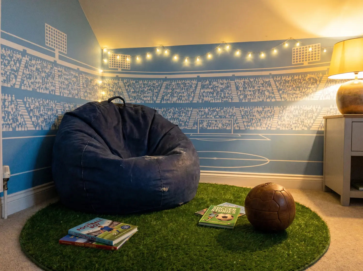 Coin lecture avec papier peint tribunes de stade bleu ciel dans une chambre de garçon