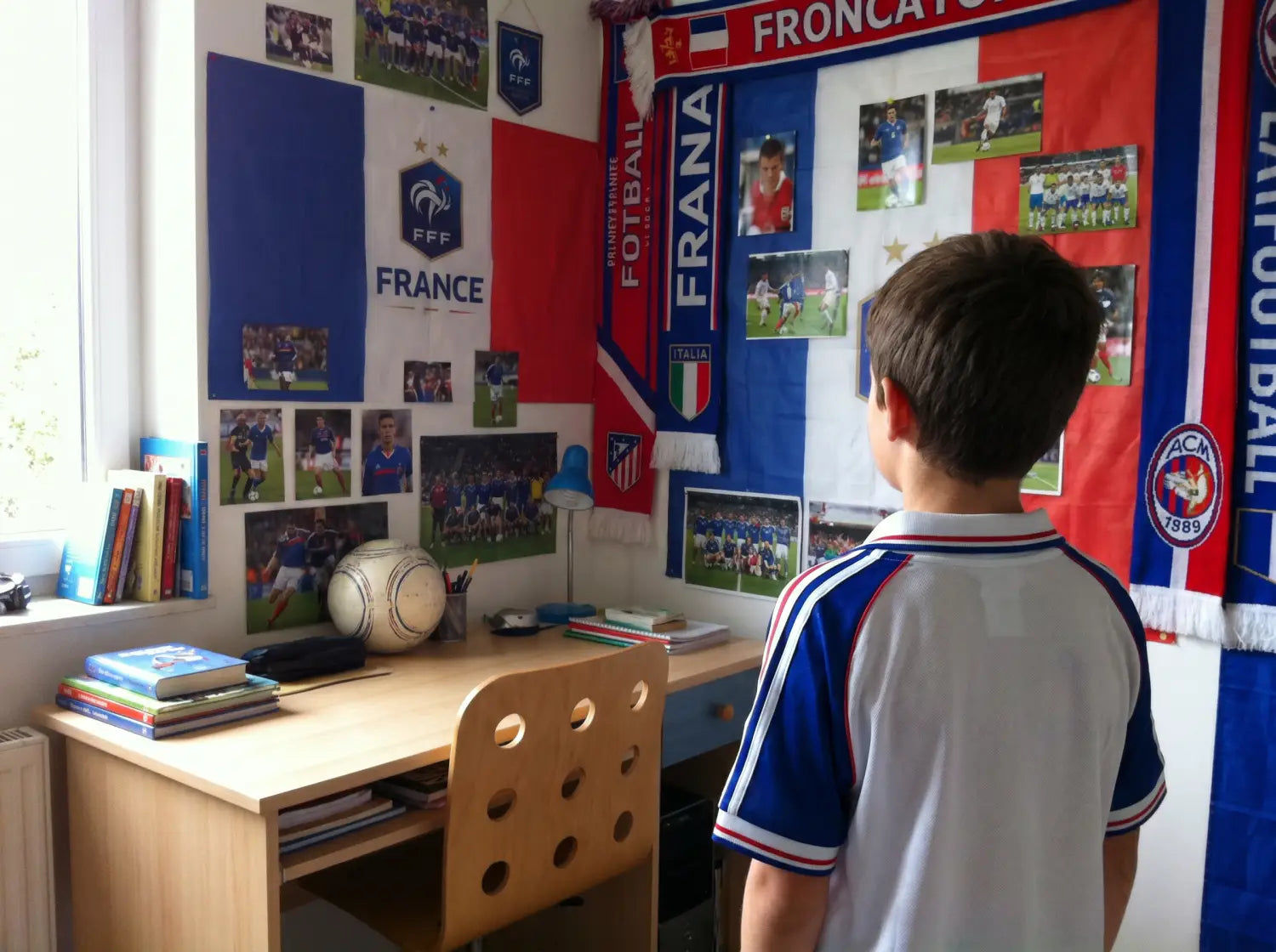 Coin bureau d'une chambre de garçon avec papier peint bleu blanc rouge équipe de France