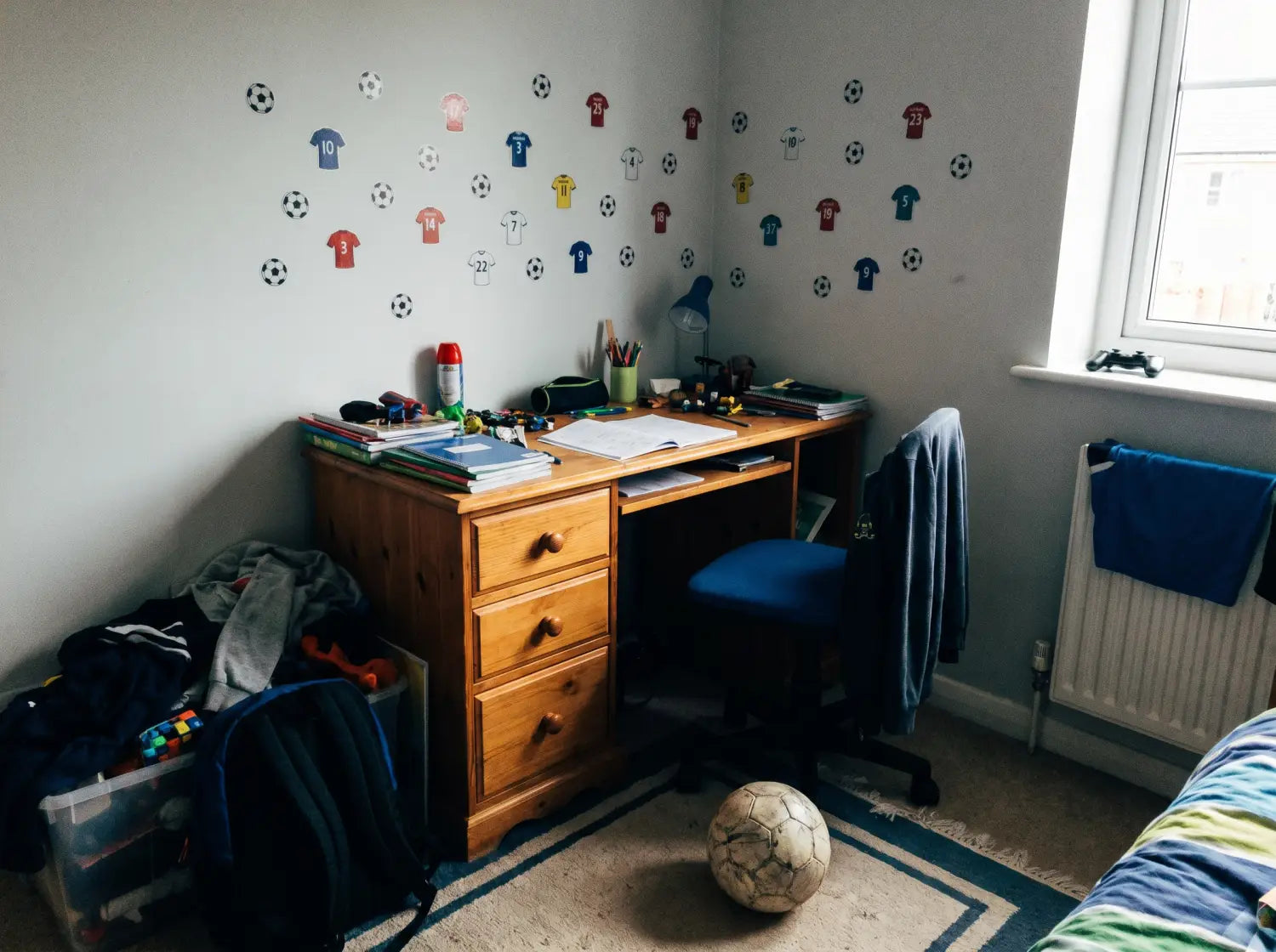 Coin bureau d'enfant décoré de petits stickers muraux ballons et numéros de foot