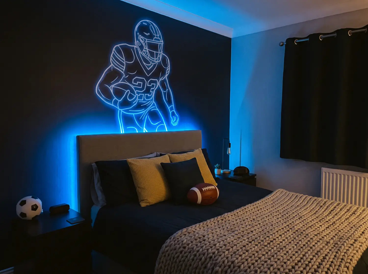Tête de lit d'ado devant un papier peint foot effet néon avec éclairage LED bleuté