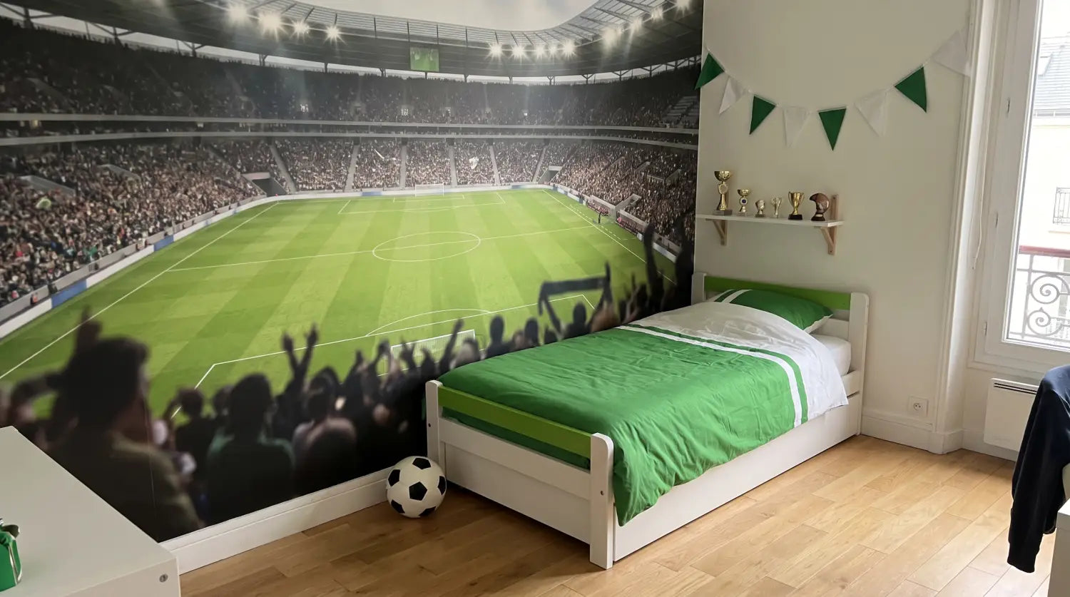 Chambre d'enfant complète décorée sur le thème du football avec papier peint stade