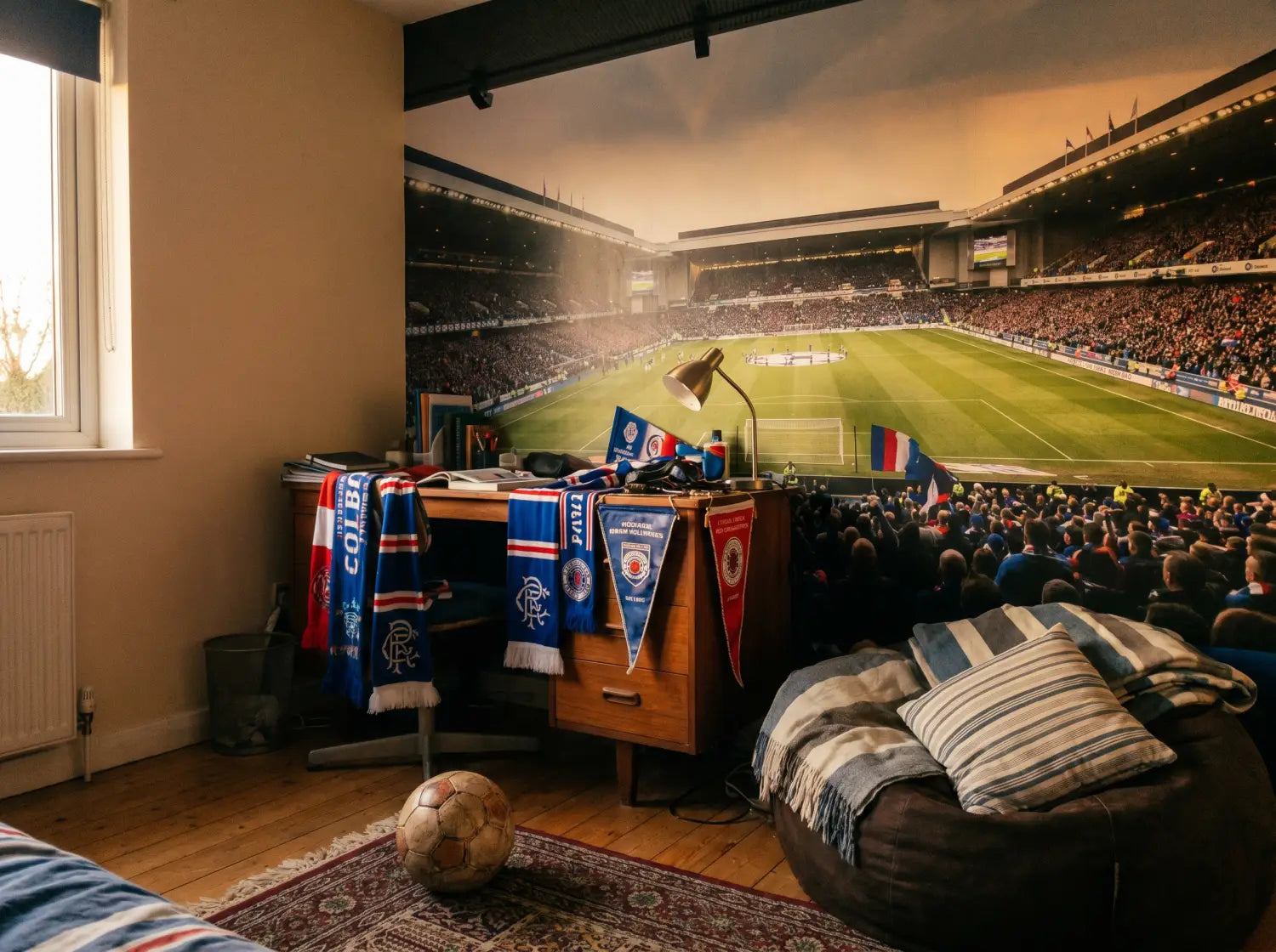 Coin de chambre d'ado décoré aux couleurs supporter avec papier peint d'ambiance stade