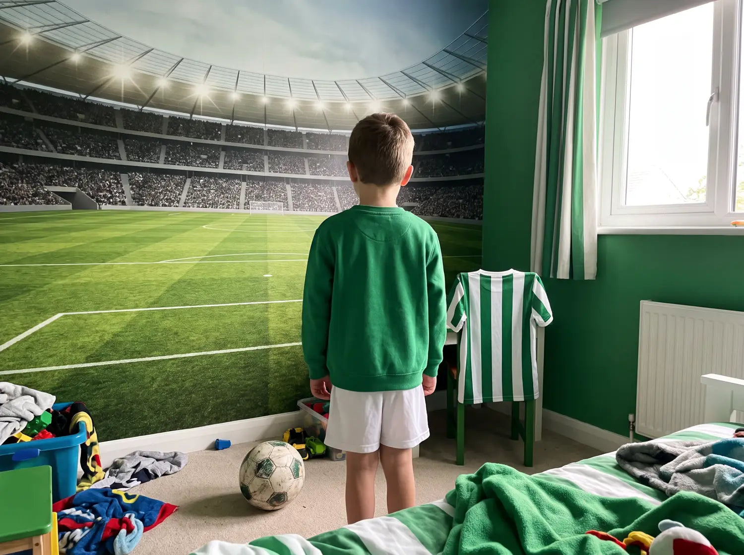 Enfant admirant sa chambre décorée aux couleurs de son club de foot
