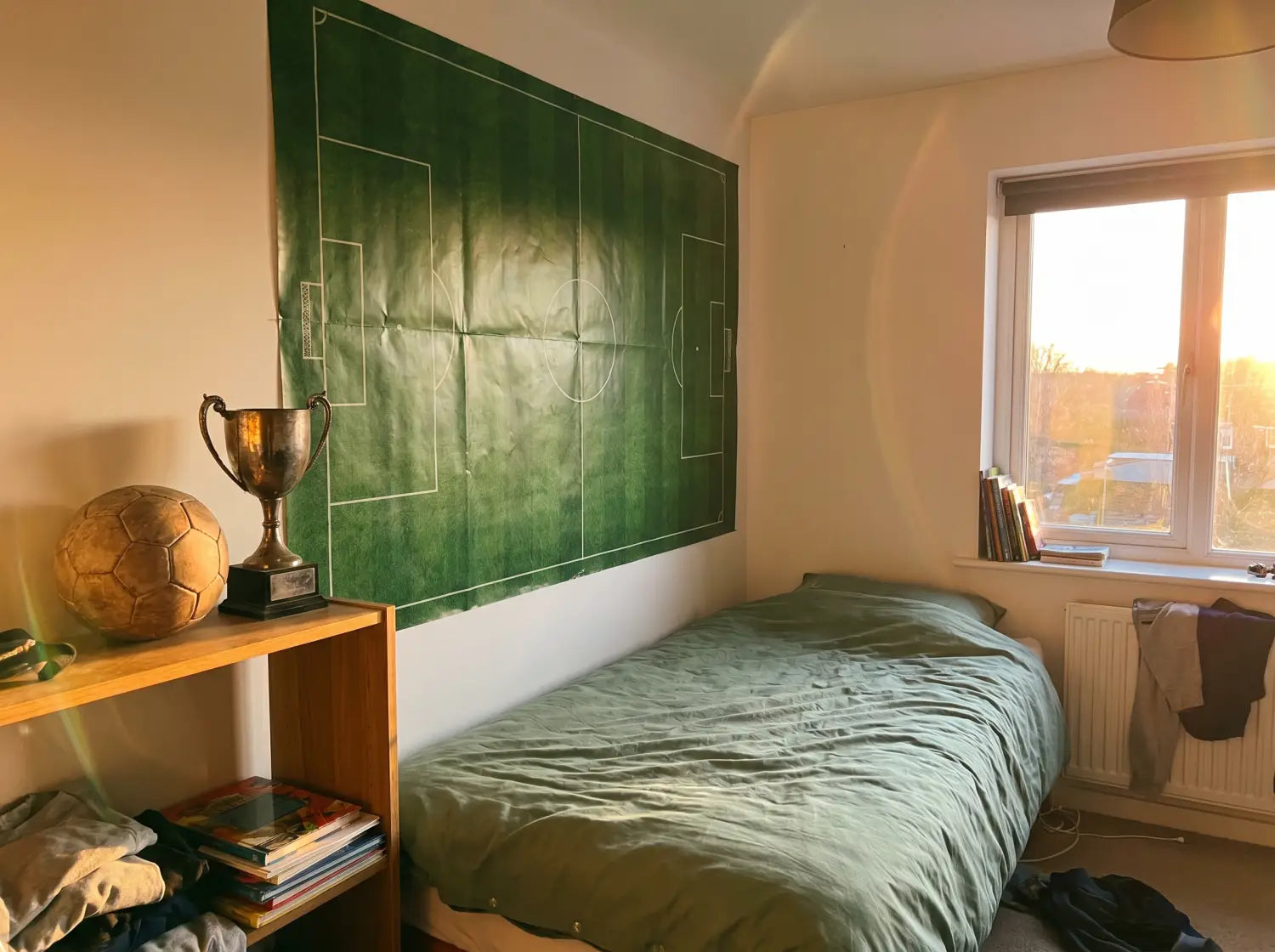 Coin chambre enfant fan de foot avec grand poster vue aérienne d'un terrain