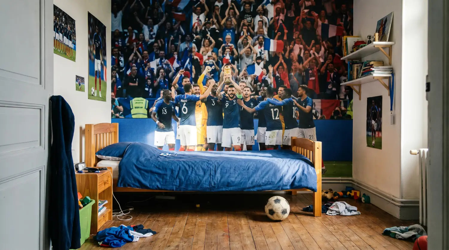 Chambre d'enfant décorée avec un papier peint aux couleurs bleu blanc rouge de l'équipe de France de football