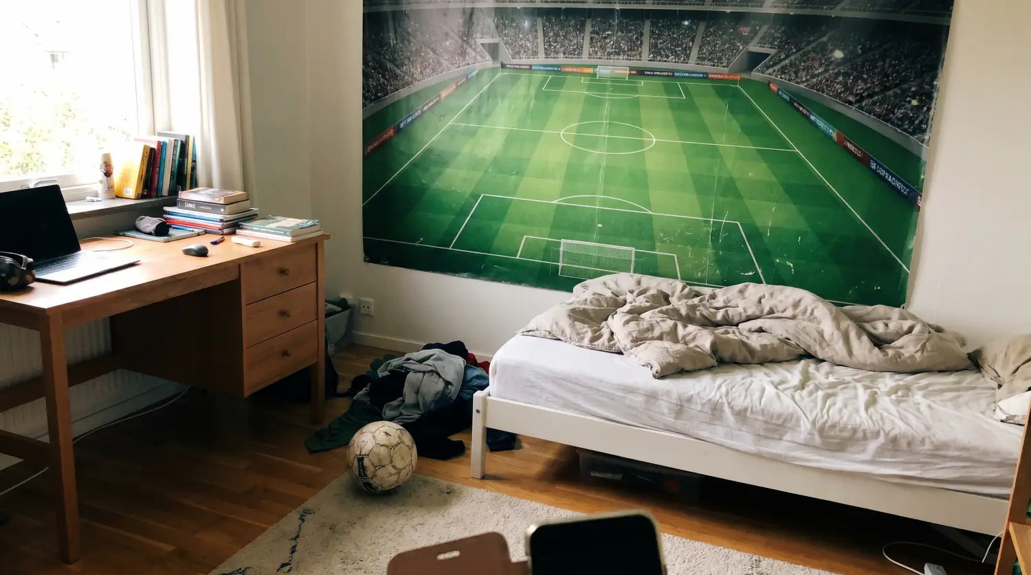 Poster de foot grand format au-dessus du lit dans une chambre d'ado