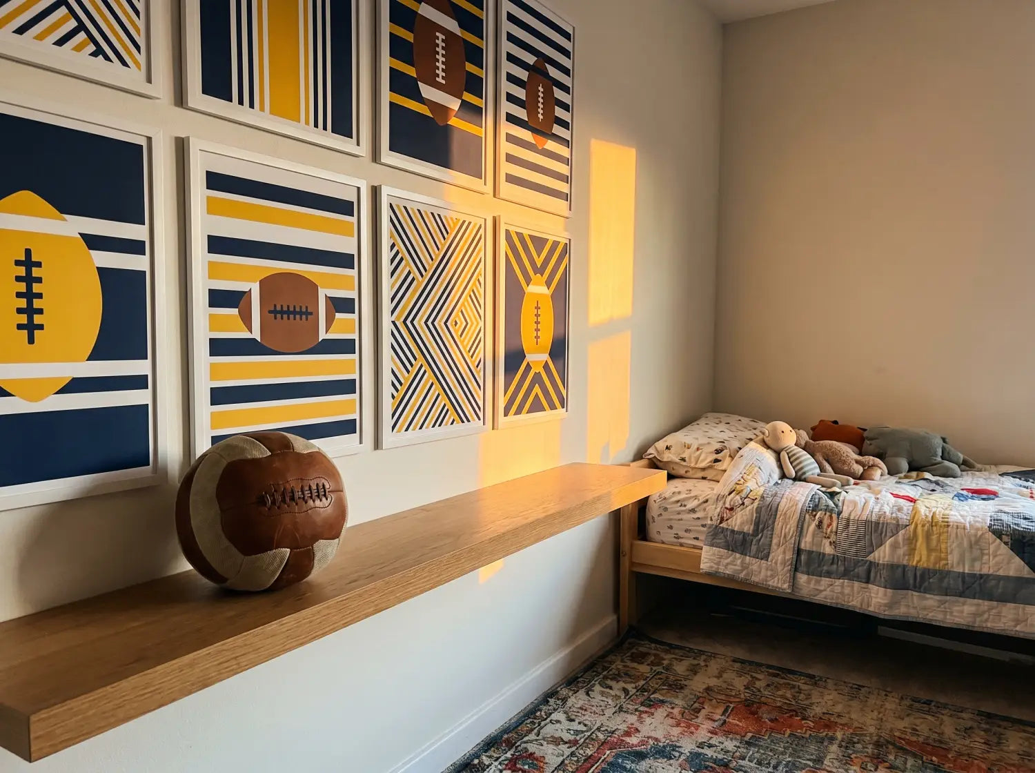 Coin de chambre d'enfant avec plusieurs affiches déco football aux couleurs d'équipes