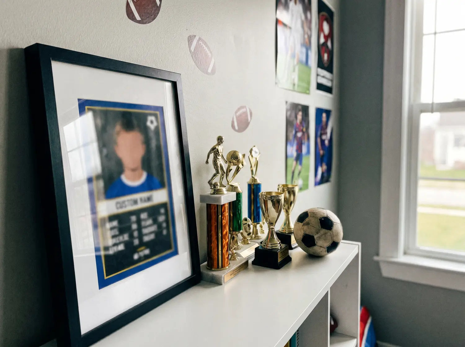 Carte de joueur personnalisée encadrée sur une étagère de chambre d'enfant déco football