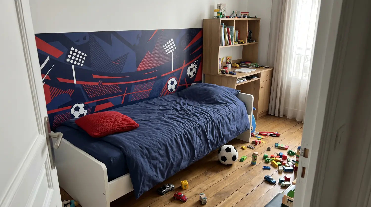 Chambre enfant avec papier peint aux couleurs du PSG bleu marine et rouge
