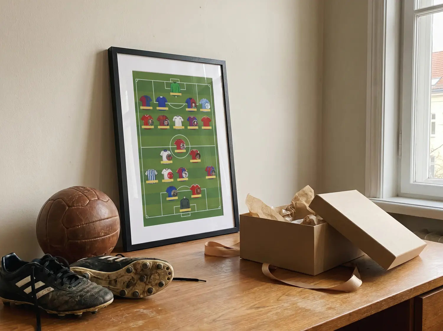 Affiche football personnalisée posée sur un bureau avec ballon et emballage cadeau