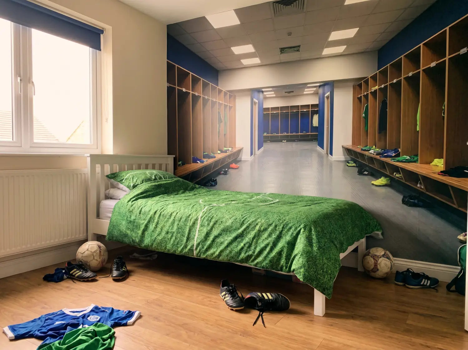 Gros plan d'un papier peint trompe-l'oeil de casiers de vestiaire de foot dans une chambre