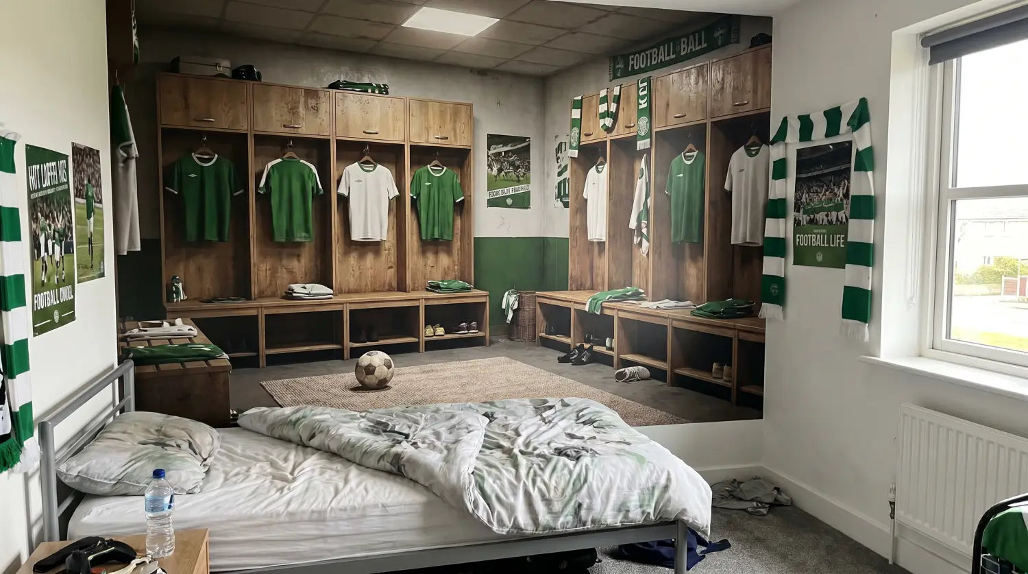 Mains posant un lé de papier peint panoramique vestiaire de foot sur un mur de chambre