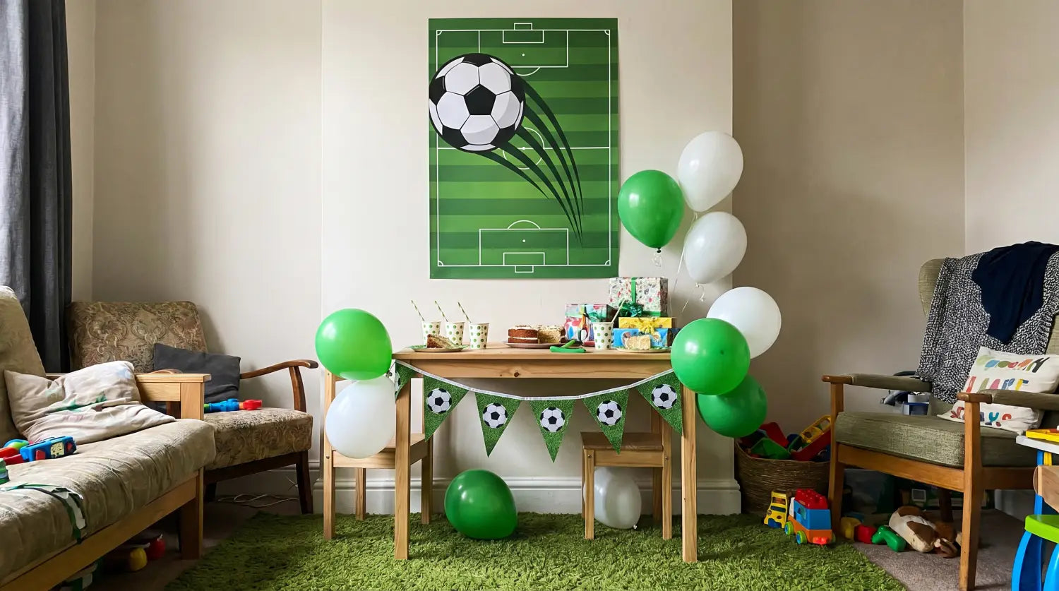 Coin anniversaire d'enfant décoré avec une affiche football personnalisée au-dessus d'une table de fête