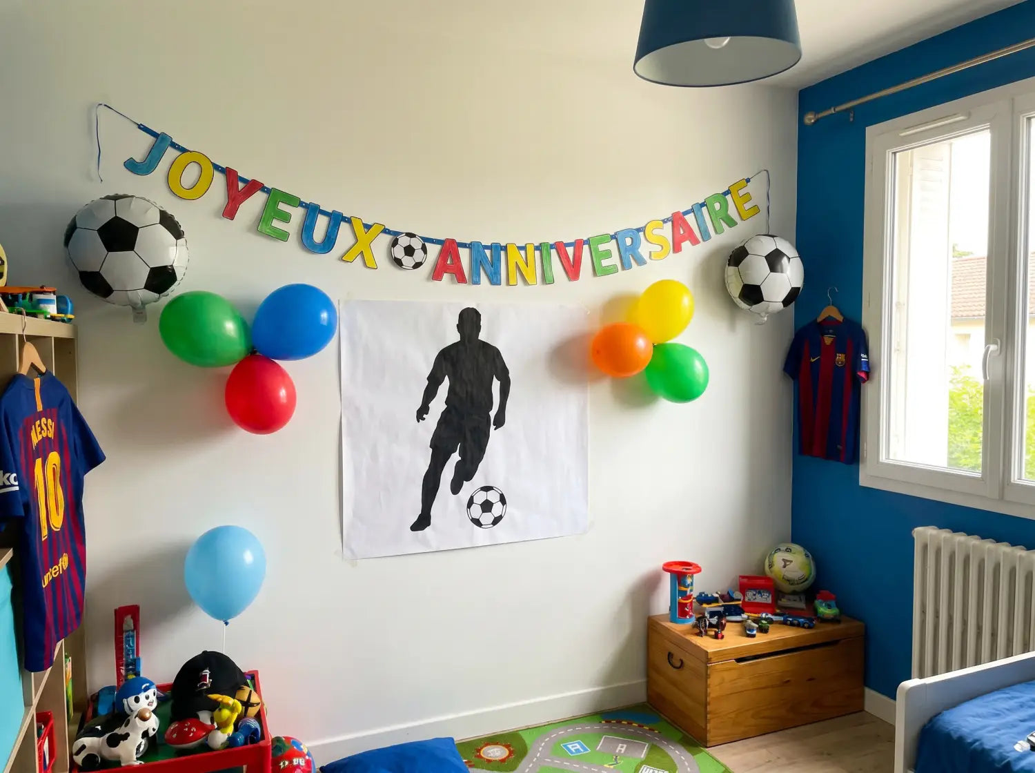 Mur de chambre d'enfant décoré pour un anniversaire foot avec affiche personnalisée et guirlande