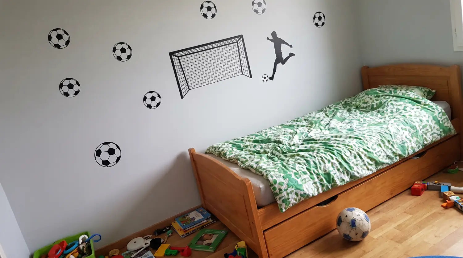 Chambre d'enfant décorée avec des stickers foot repositionnables sur un mur clair