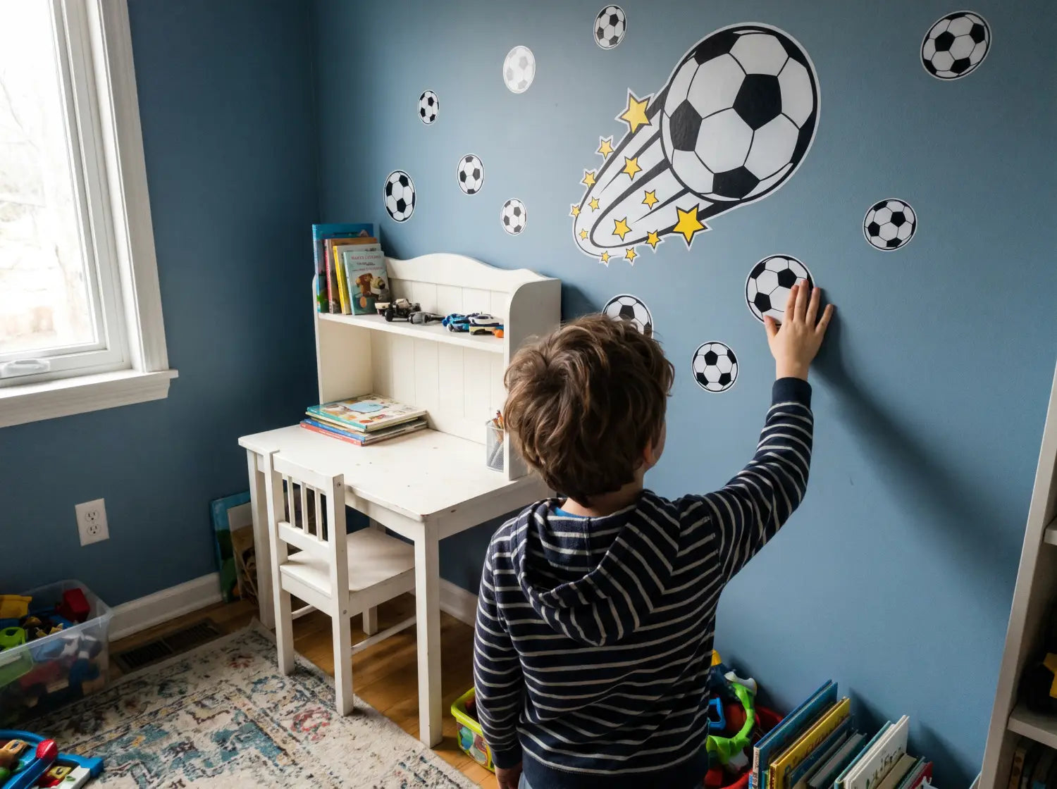 Coin bureau d'enfant décoré de stickers muraux football repositionnables