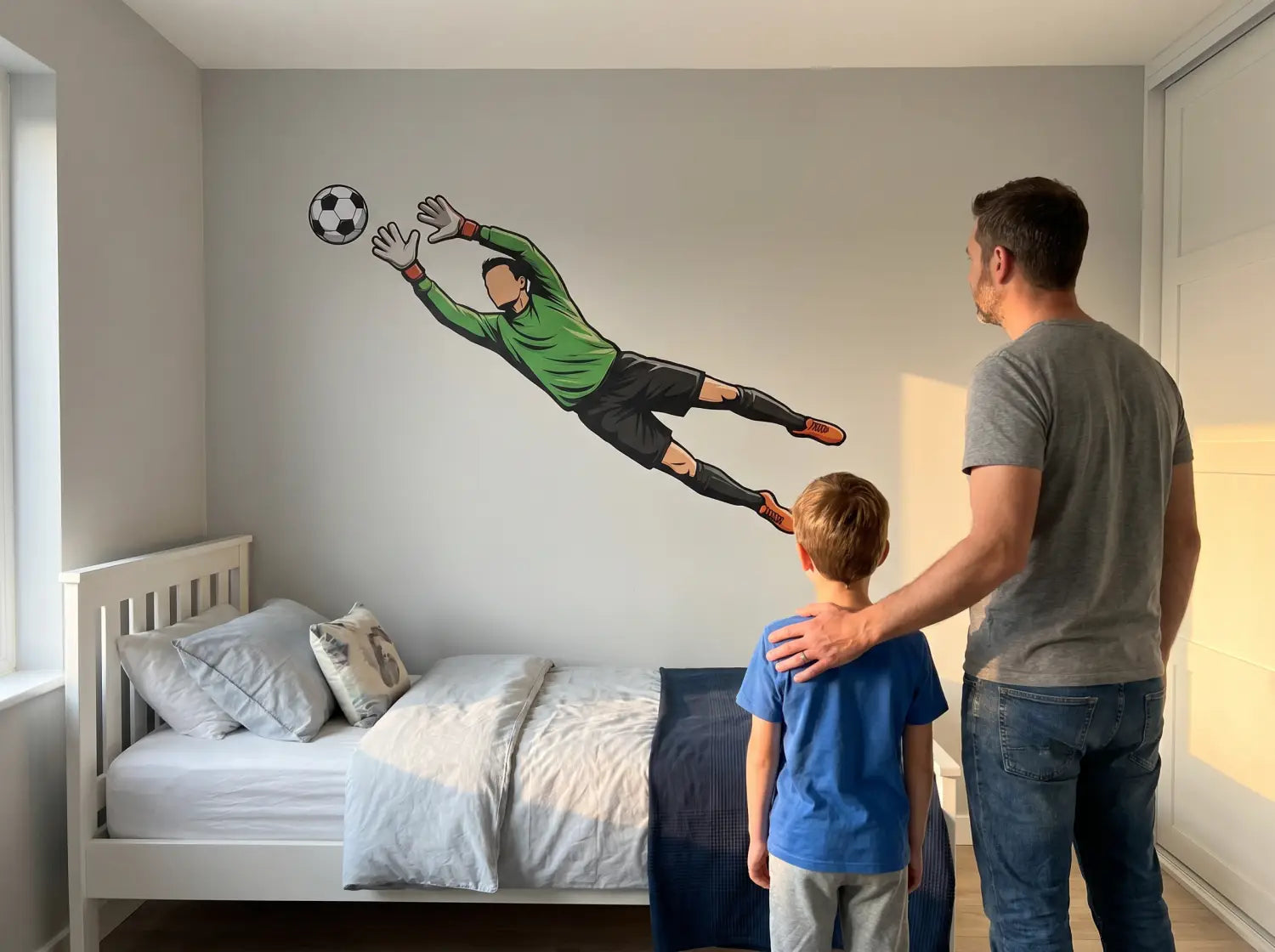 Père et fils admirant un nouveau sticker mural gardien de but posé au-dessus du lit