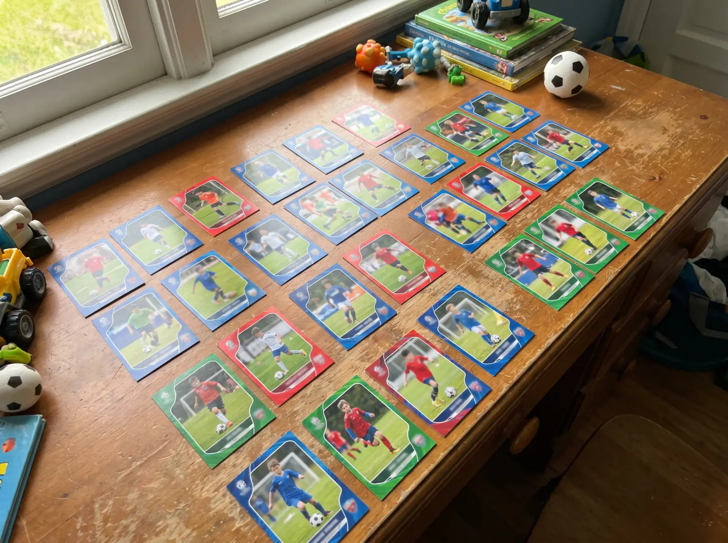 Cartes de joueur de foot personnalisées étalées sur un bureau dans une chambre d'enfant