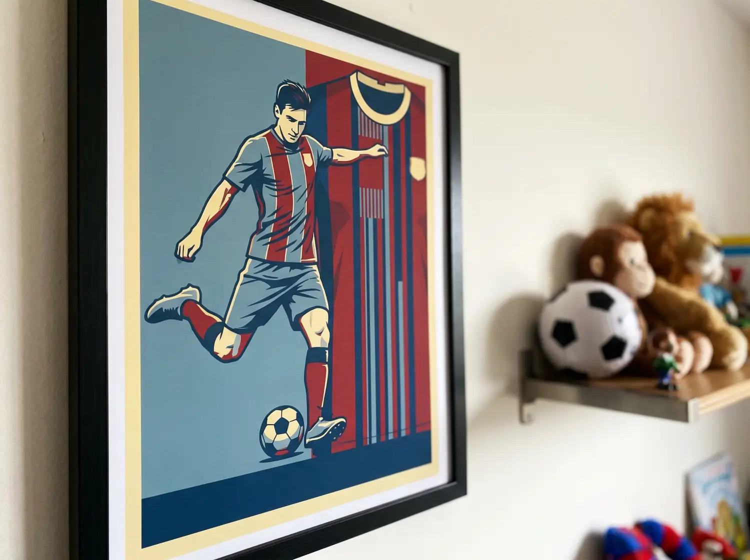 Gros plan d'une affiche football personnalisée encadrée au mur d'une chambre