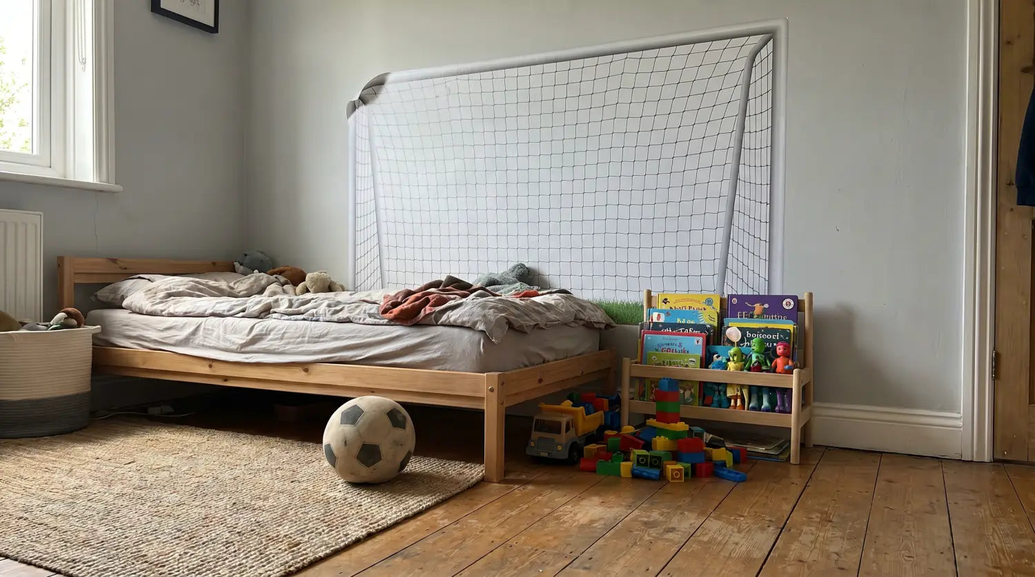 Sticker mural but de foot taille réelle posé dans une chambre d'enfant